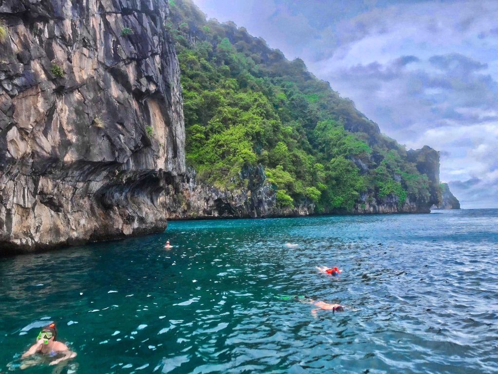 Starting at 600 baht (Include National Park fee) (Activities start at 2 persons)

4 ISLANDS TOUR : KOH NGAI, KOH CHUEK, EMERALD CAVE, KOH MAA (BY LONGTAIL BOAT)

ITINERARY

 	08:00-09:00 Am. Pick up grom your resort and transfer to Old Town Pier.
 	09:00 Am. Longtail boat departs from Old Town heading to 4 Islands
 	10:00 Am. Your first destination is Koh Chuek, enjoy snorkeling for.
 	11:00 Am. Your next destination Koh Mook is well known for its Emerald Cave, with crystal lagoon inside.
 	12:00 Pm. Visit Koh Ngai enjoy Thai Buffet lunch on the beach and relax on the beach.
 	14:30 Pm. Visit Koh Maa, enjoy snorkeling and back to koh lanta.
 	16:00 Pm. Transfer to your resort.

INCLUDING : Resort  Transger, Lunch, Soft drink & Seasonal, Fruits, Snorkeling Equipment, Insurance, Guid